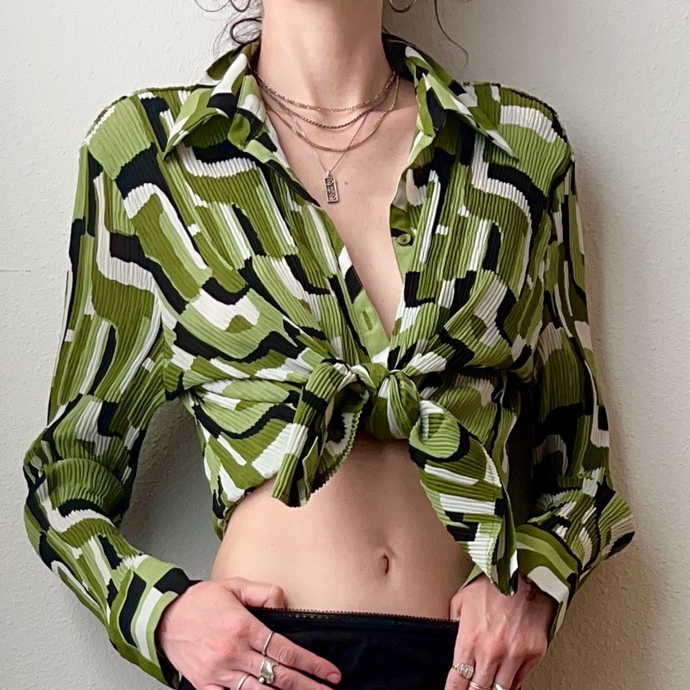 Y2K retro funky green, white, and black button up Essentials by Milano